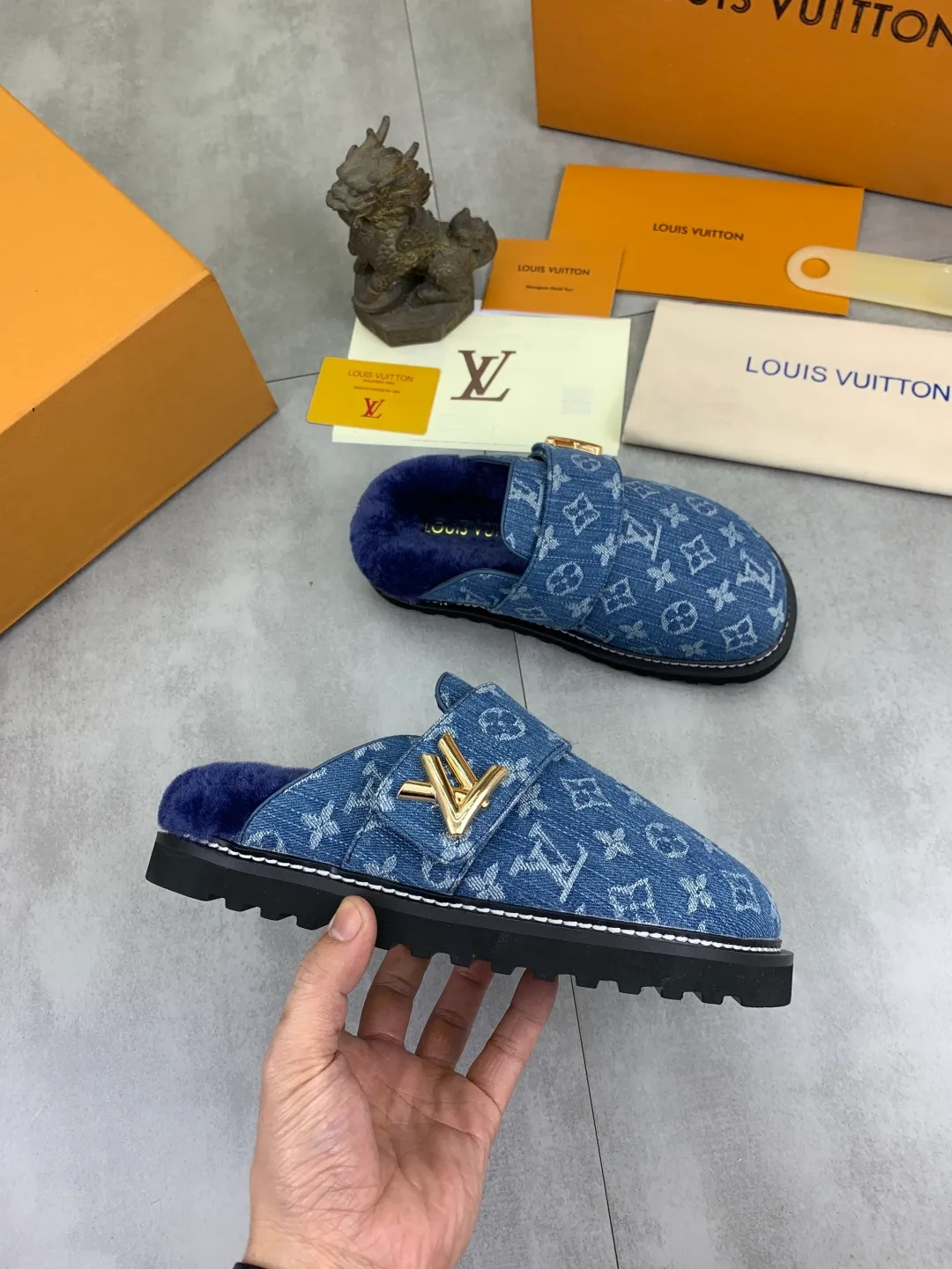 Men's Men's Shoes P480 New Couple Style LV Louis Vuitton L Family Donkey Brand Latest Easy Series Birkenstock Baotou Thick Sole Wool Slippers Sandals Original purchase, development and production This LV Easy sandal is made of suede cow leather, with Monogram pattern to highlight the trendy style. Adjustable straps with illuminated LV letters, flexible insoles and micro outsoles provide a light and comfortable experience. Exquisite packaging at the delivery counter 🛍📦 ▪️Fabric: Original custom imported first-layer cowhide ▪️Inner lining: Original customized warm wool lining ▪️Outsole: Original open-molded rubber foam material ▪️Sole thickness: 4CM ▪️Size: Men and women 35-45